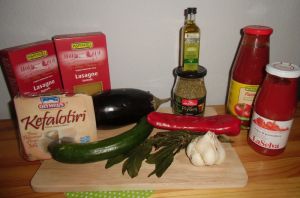 Griechische Lasagne - Zutaten mit Olivenöl Griechische Lasagne - Zutaten mit Olivenöl